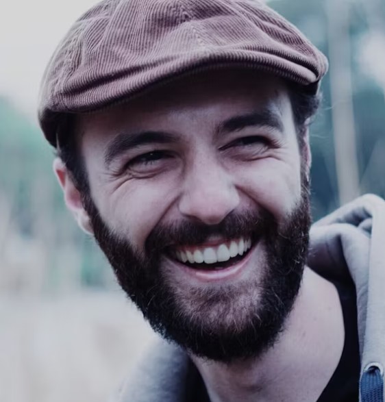 mężczyzna w kaszkiecie – jak dobrać fason do kształtu twarzy